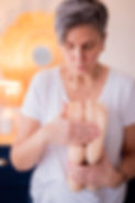 Réflexologie, massages et accompagnement de la ménopause à Croix. Prenez soin de votre équilibre, de votre énergie et de votre sérénité au quotidien.