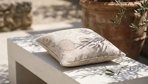 Medaglione Cushion Lifestyle.webp