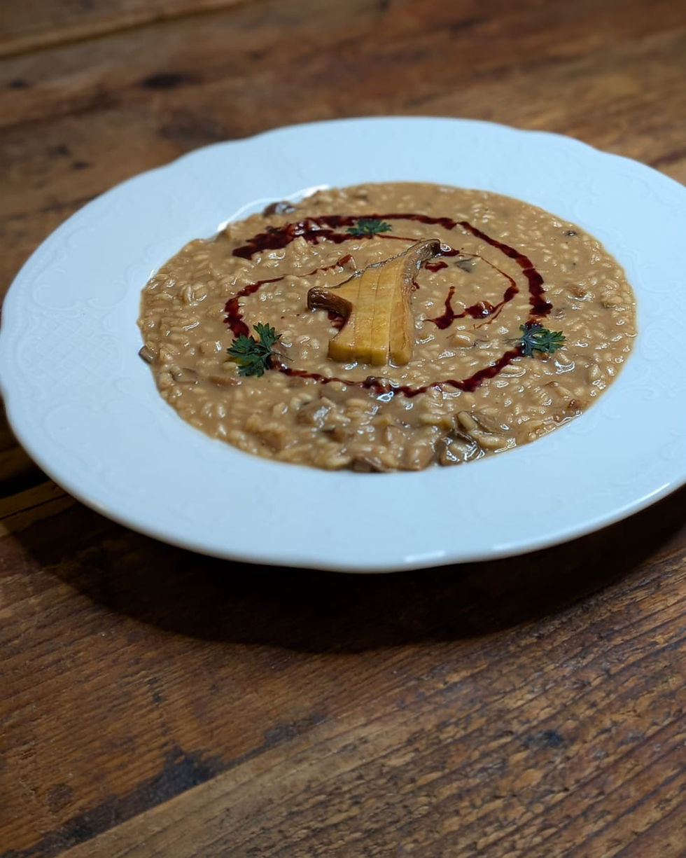 Creamy porcini mushroom risotto, enriched with deep, earthy flavors and presented with fine dining elegance—an essential dish in any destination wedding in Italy.