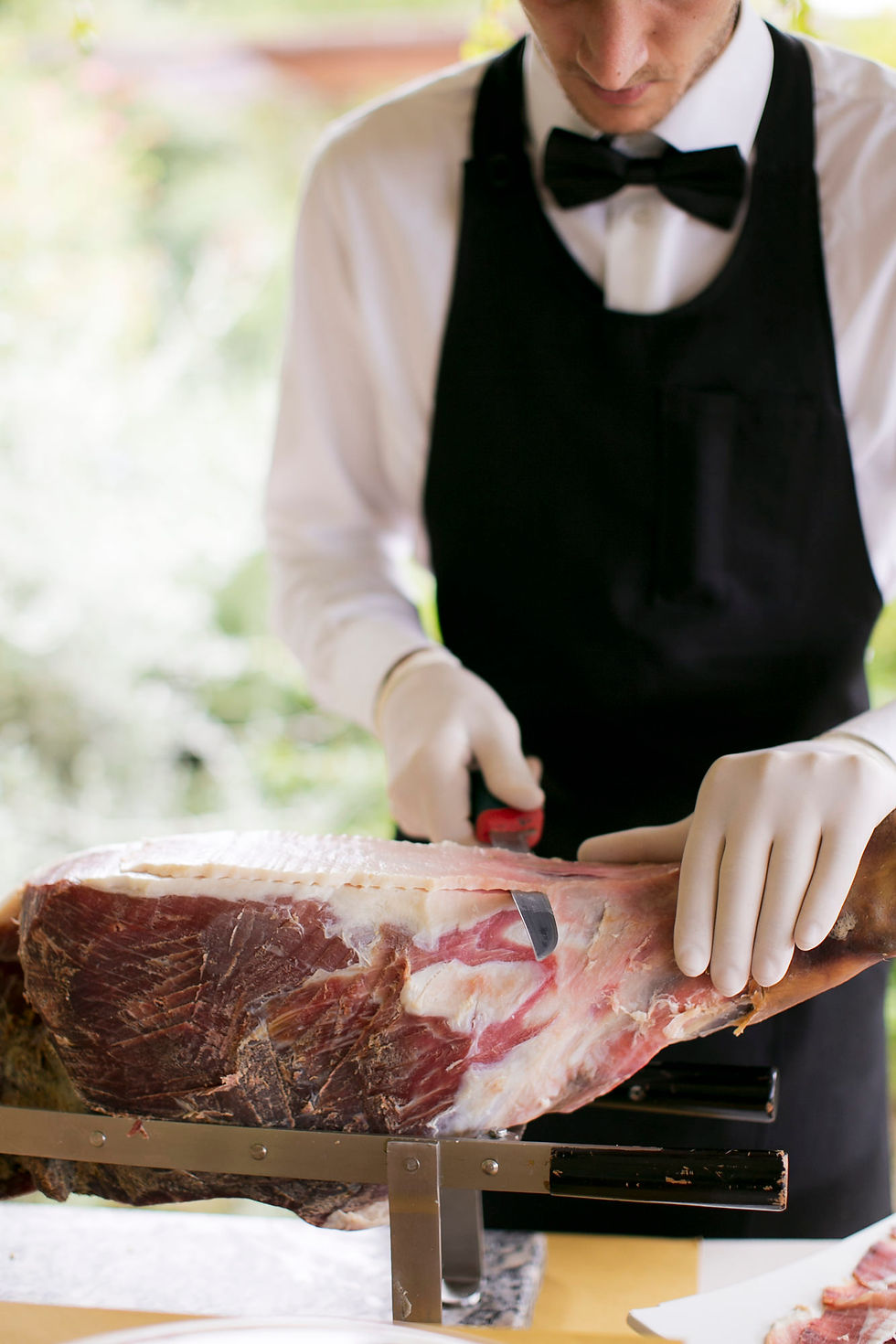 A live prosciutto carving station where guests enjoy one of Italy’s most iconic flavors, adding authenticity and interaction to the wedding reception.