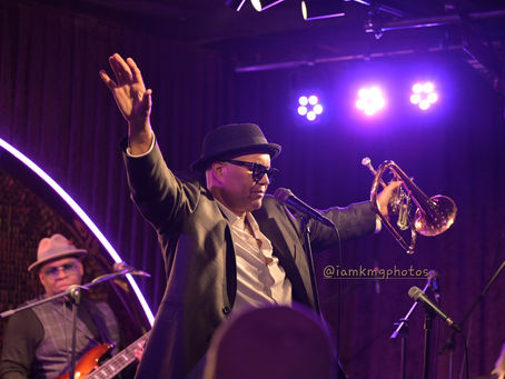 Johnny Britt performing live in Paris