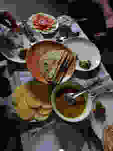 Diner in Munnar, op een kleedje van kranten