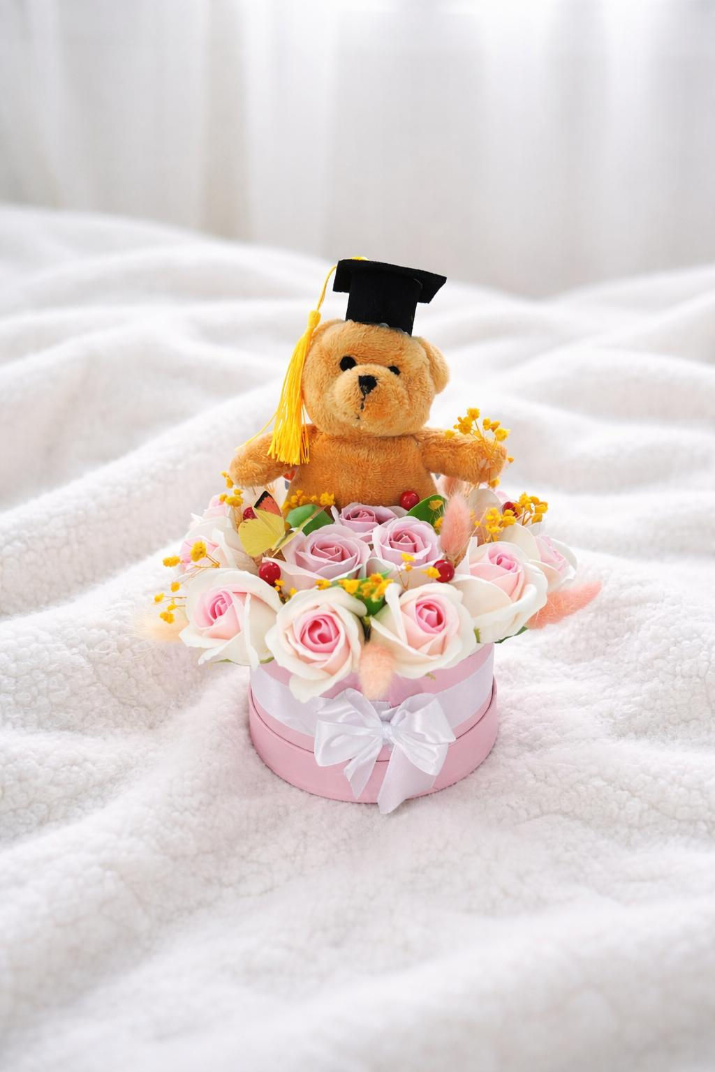 Aranjament Floral Cadou cu Ursuleț Absolvent și Trandafiri Roz în Cutie Elegantă