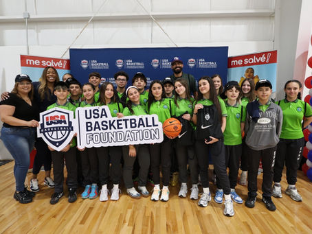 Atletas profesionales de baloncesto inspiran a estudiantes de escuelas públicas en programa de alcance comunitario.