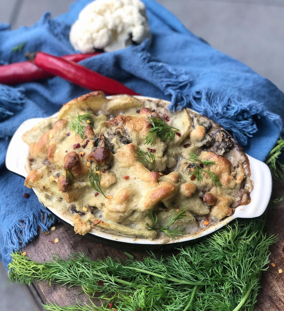 CREAMY POTATO CAULIFLOWER BAKE⠀