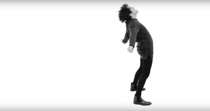 Kassio Guaraná gritando aos quatro cantos no clipe de 'Eu Só Quero Amar'
