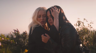 Christina Aguilera lança clipe empoderado com Demi Lovato para 'Fall In Line