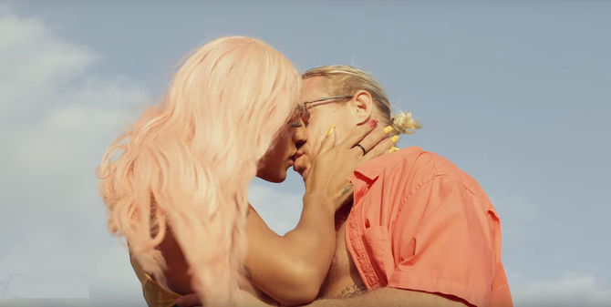 Pabllo Vittar e Diplo dão beijasso em clipe de 'Então Vai'