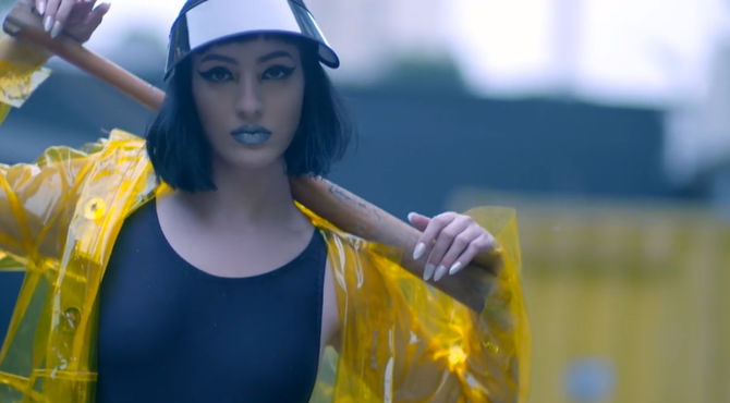 Jenni Mosello quebra a rotina chata em clipe de 'Vou Gritar'