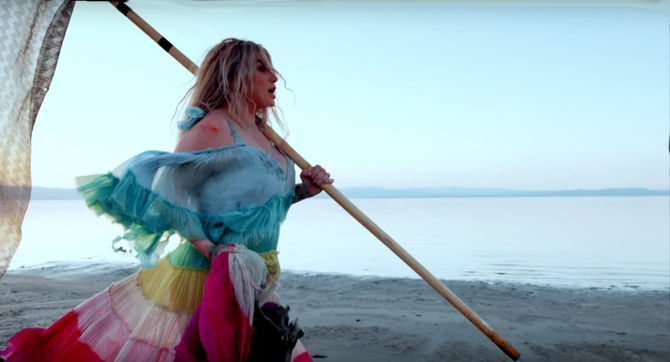 "Praying" - Veja o novo clipe de Kesha