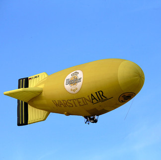 Das Luftschiff über dem Startplatz