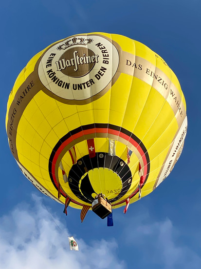 Der Eröffnungsballon steigt auf
