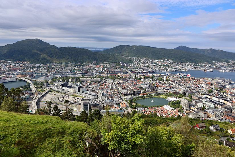 Sehr wenig Verkehr im Zentrum und ein riesiges Parkhaus am Ende der Einfallsstrasse