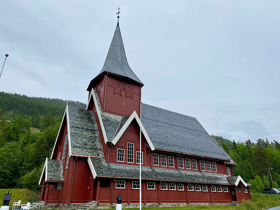 Die Seltenheit dieser Kirche ist die Höhe und die vielen Fenster