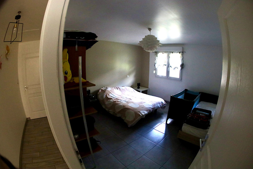 Schlafzimmer 2, links die Türe in die Garage