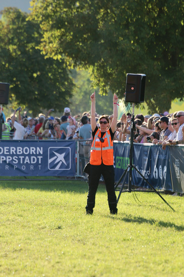 Blick der Startleiterin nach oben ob alles frei ist
