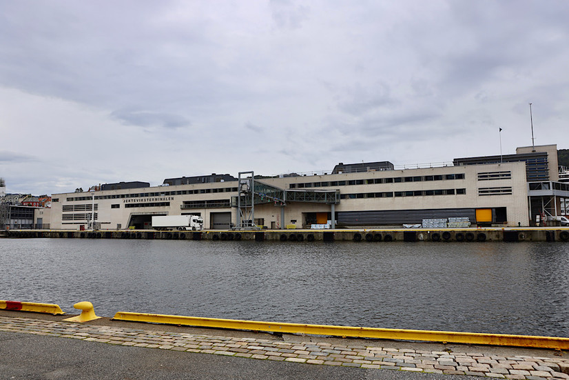 Blick über das Hafenbecken auf Gamle Bryggen und den Aussichtspunkt Fløyen