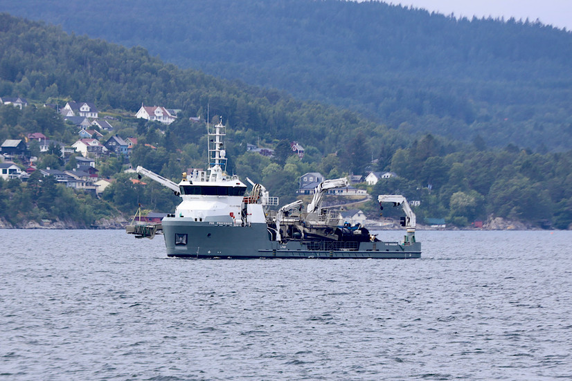 Arbeitsschiff unterwegs