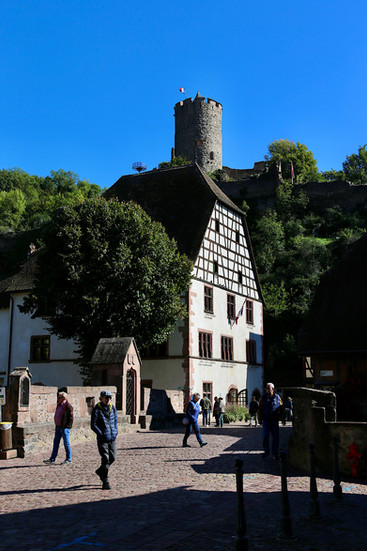 Unten das Badhaus, oben das Schloss