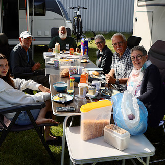 Zufriedene Gesichter beim Brunch am Sonntag