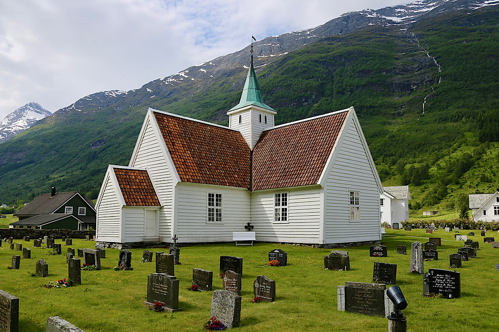 Die alte alte Kirche mitten im Ort