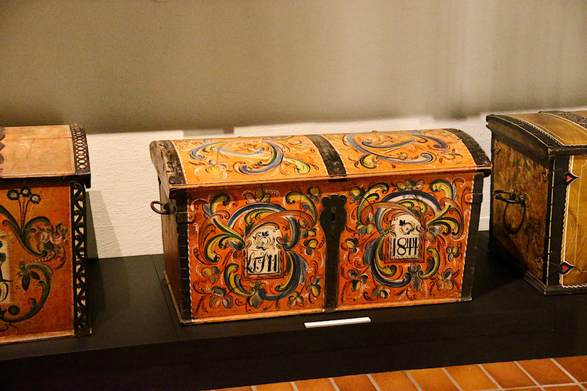 Sogar der Geigenkasten ist wunderschön verziert