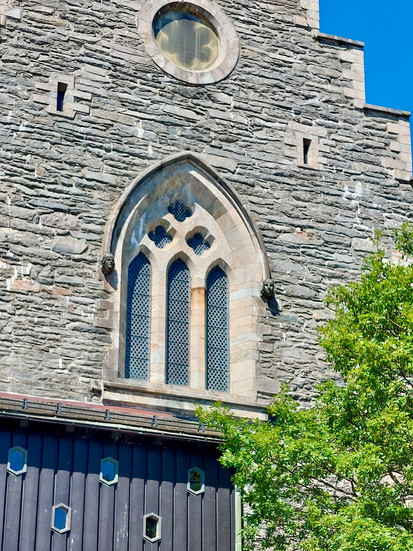 Sieh dir die Gesichter an den Fenstern an