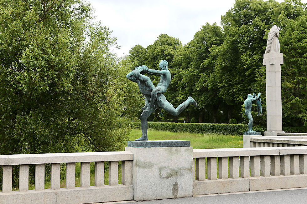 Eindrücklich die vielen Bronzestatuen