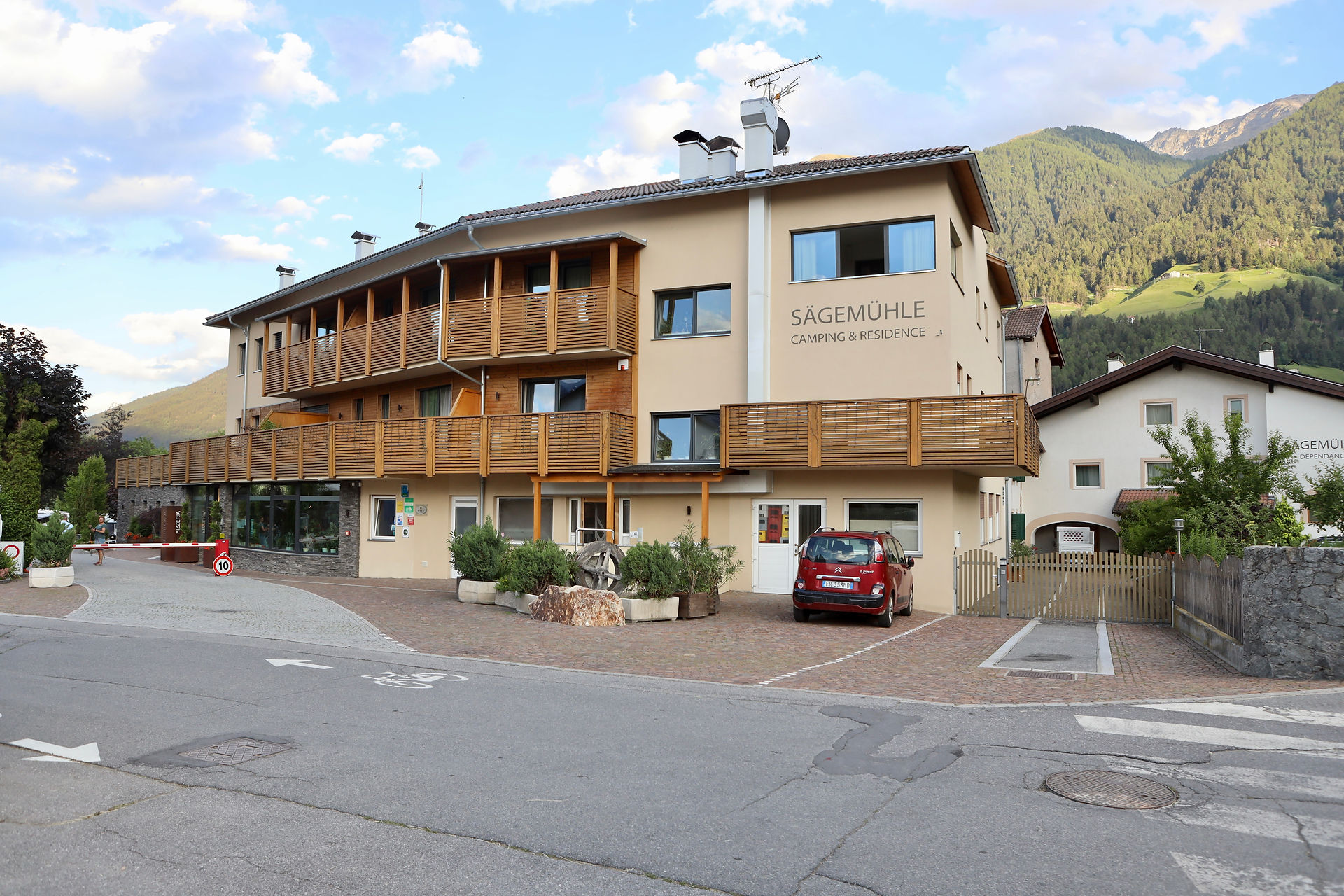 Empfang des Campingplatzes mit Restaurant und kleinem Laden