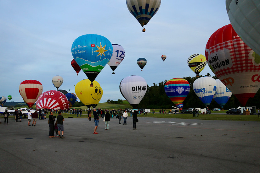 Ein Ballon nach dem anderen hebt ab zu einer Fahrt bei Kaiserwetter