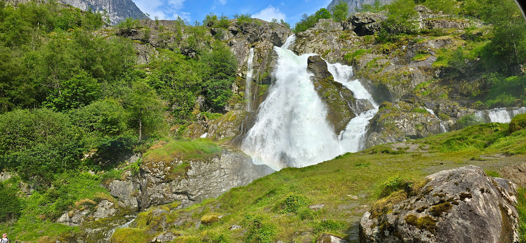 Dieser Felsblock blieb liegen als sich der Gletscher zurückzog