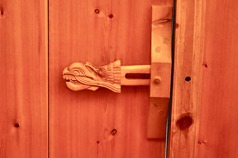 geschnitzter Türgriff