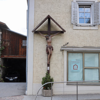 Einige Häuser haben ein Wegkreuz am Haus