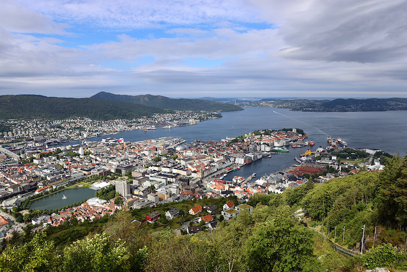 Stadtansicht mit Hafen