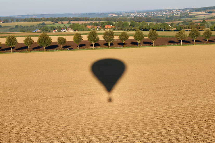 Unser Ballon als Schatten auf einem abgeernteten Feld