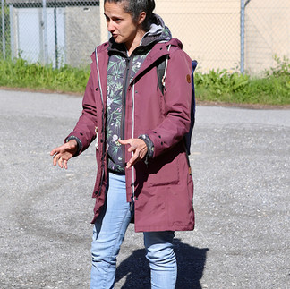 Rahel begrüsst die Frauen