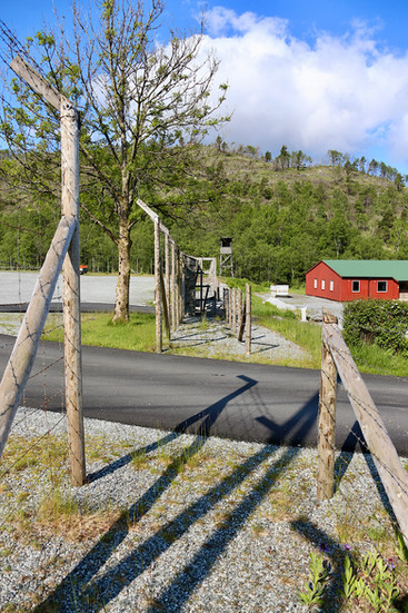 Blick auf die Administrationsbaracke und die Magazine