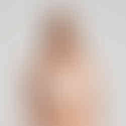 Modello balconcino bianco con pizzo delicato e coppe orizzontali, ideale per valorizzare il décolleté con naturalezza.