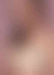 Donna che indossa un reggiseno beige in pizzo, modello confortevole adatto anche dopo mastectomia.