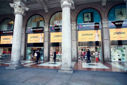 Advertisement at Piazza Duomo