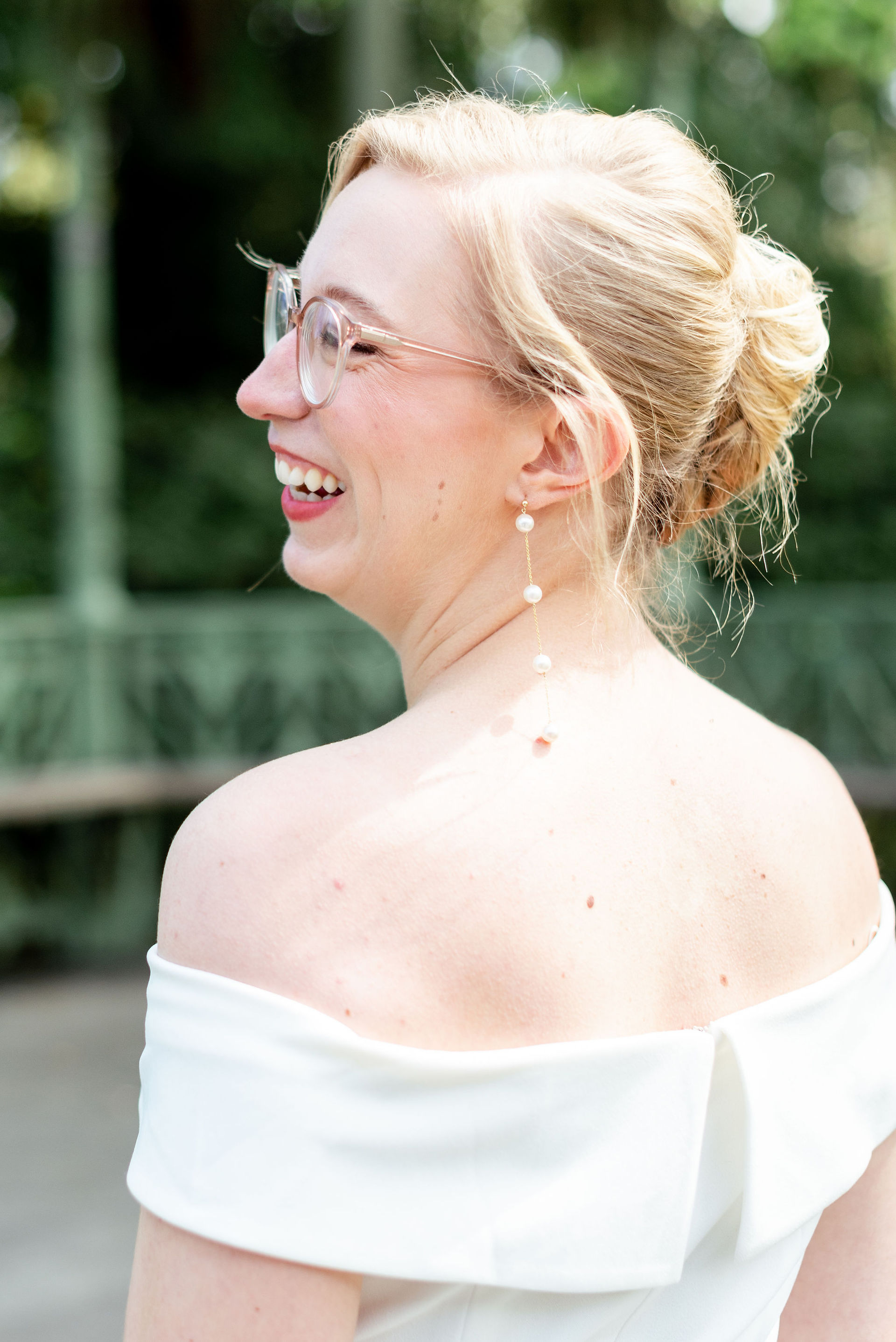 wedding photographer villa lindengut winterthur, spring time, bride laughing