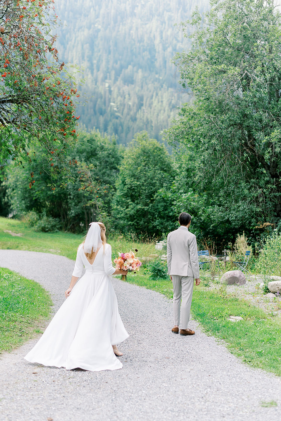 Kurhaus Bergün wedding photography first look