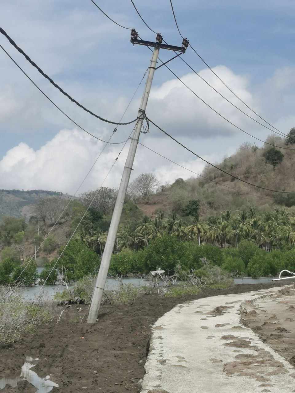 Gilli Gede. main road around the island with dubious HV electricity distribution