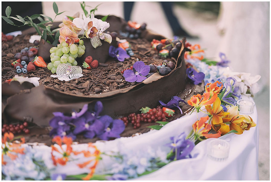 Bluemilia, fiori colorati matrimonio, fiori estivi per matrimonio, floral designer milano, best floral designer, allestimenti floreali milano, fiorista milano, fiorista cuneo, fiorista alba, fiorista bravo, best italian florist, fiorista lago di como, fiorista lago maggiore, fiorista lago di garda, fiorista isola del garda, italian floral designer, italian wedding ceremony, italian ceremony, destination wedding, italian destination wedding, bouquet peonie, italian florist, good italian florist, maggiore lake, florist como lake, florist garda lake, florist positano, italian wedding florist, chinoiserie, fiori particolari per matrimonio, tavolo tondo matrimonio, matrimonio di classe, mise en place ginori, centrotavola originale, orange flowers tones, centrotavola con candele, matrimonio sul lago, tuscany wedding, summer wedding in italy, matrimonio da sogno, matrimonio a milano, fiori di settembre per matrimonio, flowers of september in italy, Isola del Garda wedding, animals for wedding