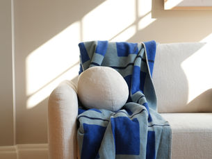 Koc, narzuta czy pled? Przewodnik po tekstyliach do wnętrz od Studio HER