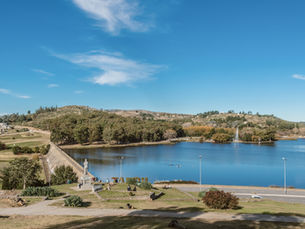Vista panorámica de las sierras de Tandil, con agua cristalina y senderos naturales.