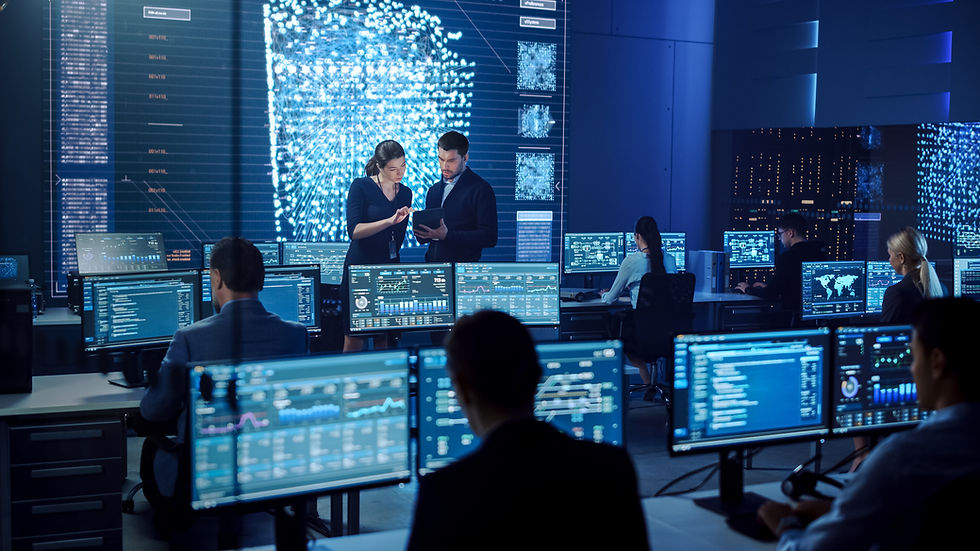 Equipo de analistas monitoreando dashboards y arquitectura de datos en una sala de control de Business Intelligence.