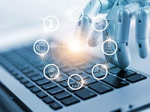 Mano robótica interactuando con teclado y elementos digitales.