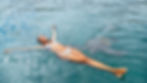 Mujer flotando en las aguas cálidas del Pacífico frente a Playa El Ñuro, norte del Perú, cerca de Máncora