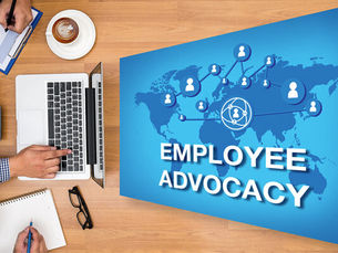 Employee Advocacy en LinkedIn aplicado a equipos de marketing colaborando en estrategia digital